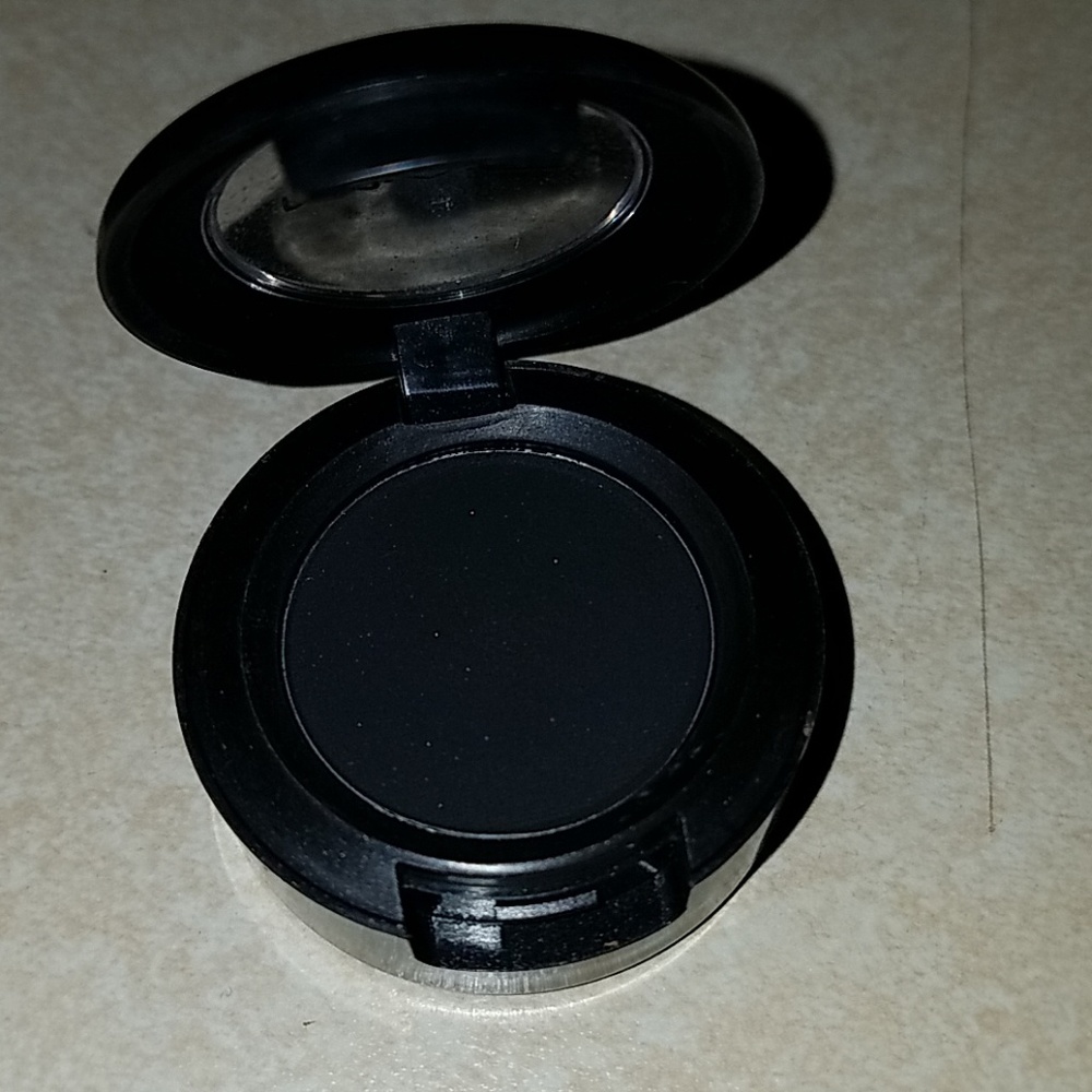 Mac eyeshadow in Carbon